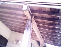 玄関木部天井・横柱・縦柱の着色・浸み抜き邸のBefore（施工前）の様子